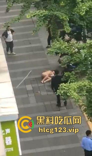 眉山光身跳楼事件！妹子从五楼光溜溜跳下，阿姨们吓得直喊，背后真相到底是什么？-7