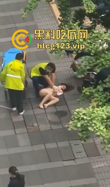 眉山光身跳楼事件！妹子从五楼光溜溜跳下，阿姨们吓得直喊，背后真相到底是什么？-8