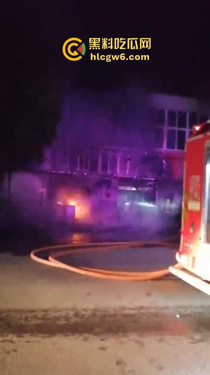 安徽铜陵枞阳横埠快递站突发火灾里面物品全部烧光,老板一夜回到解放前！-3