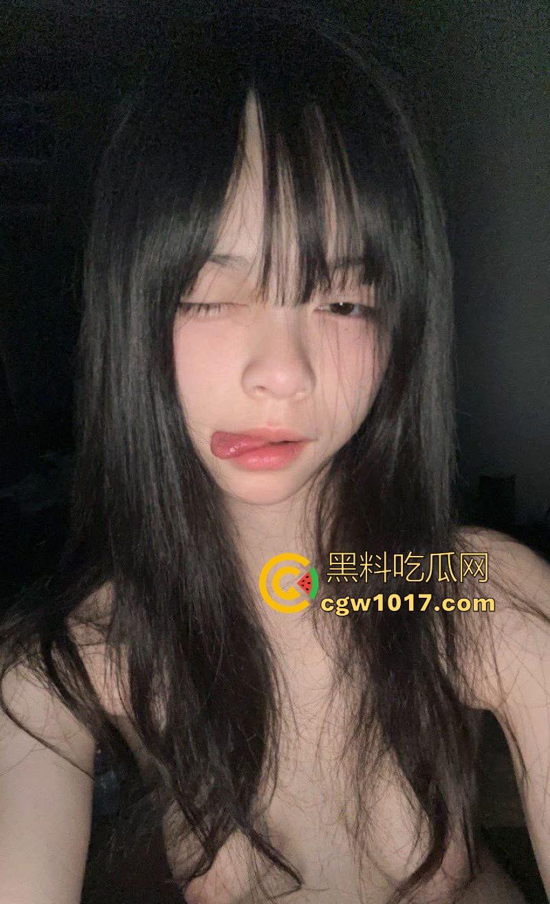 二次元妹妹的诱惑自慰，娇小身材C杯巨乳，软萌反差婊，露奶洗澡淫荡扭臀，粉嫩乳头被不停揉捏，这种谁看不硬啊！-1