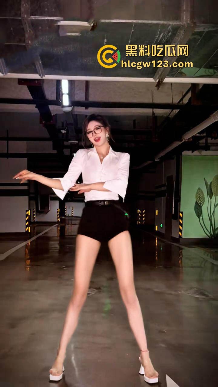 抖音280万粉网红【DJNico】被金主性爆操内射视频流出 衣服和脐钉只能说一模一样 实锤无疑！-8