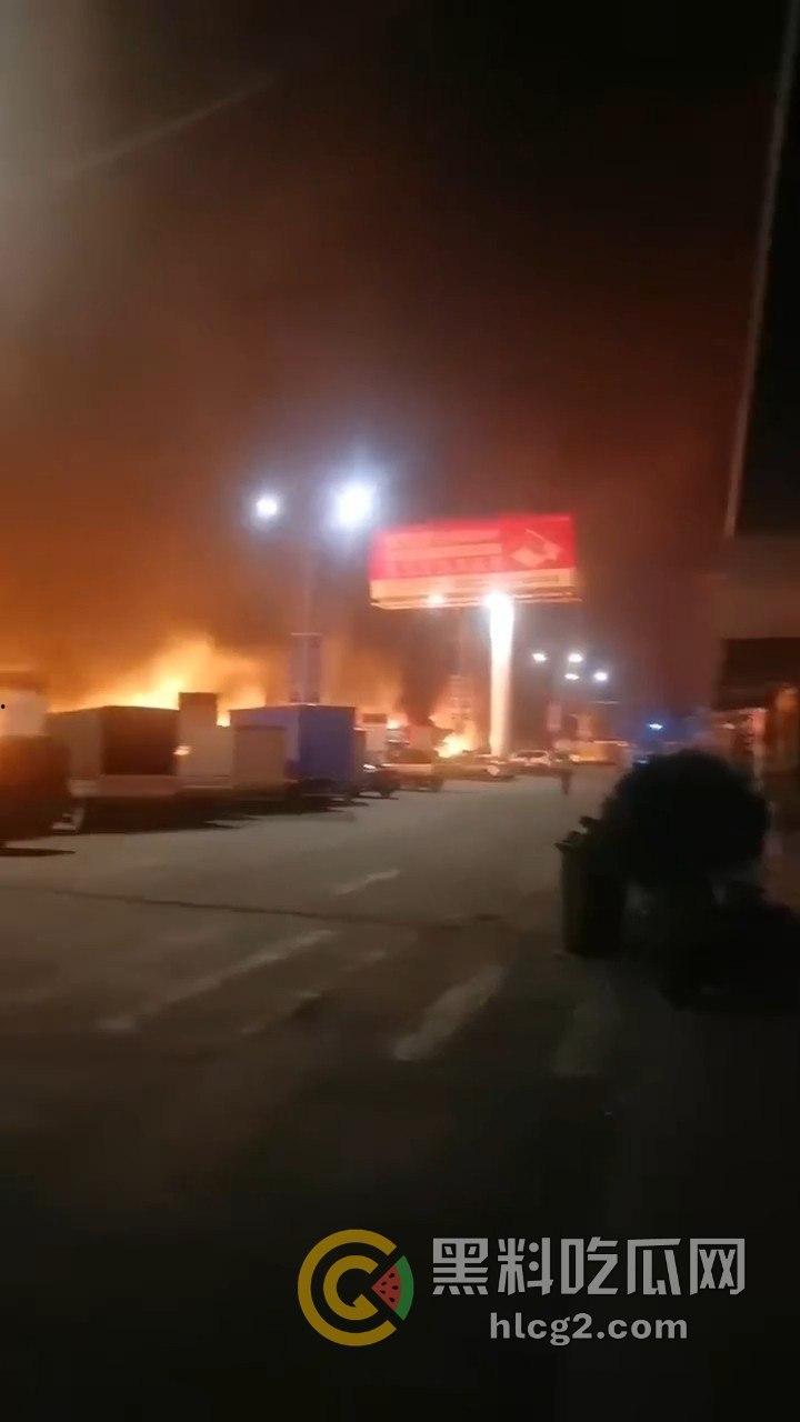 佛山火灾大爆炸！20多家商铺被吞噬，凌晨恐怖场面令人咋舌-2