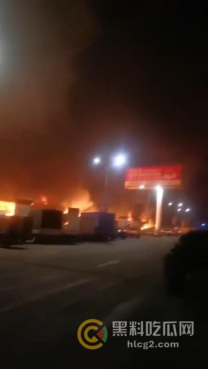 佛山火灾大爆炸！20多家商铺被吞噬，凌晨恐怖场面令人咋舌-3