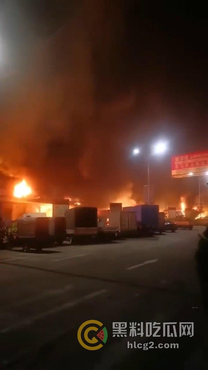 佛山火灾大爆炸！20多家商铺被吞噬，凌晨恐怖场面令人咋舌-6