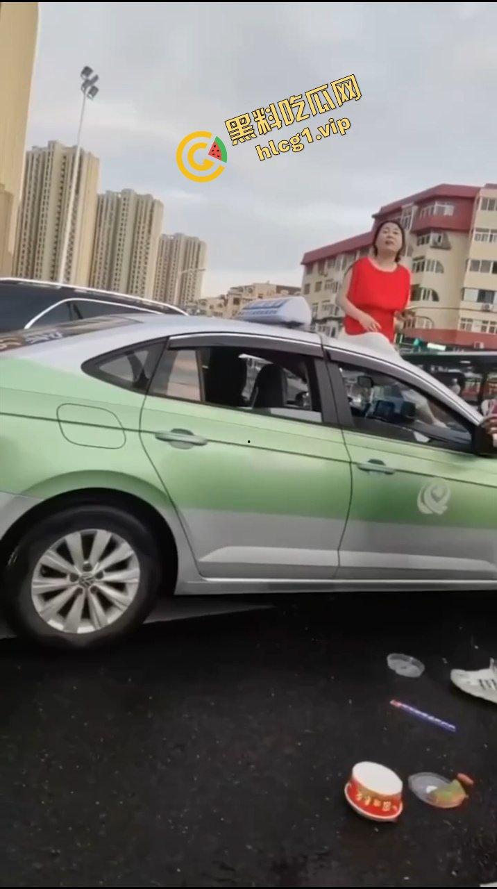 全网疯传大瓜！山东青岛老仙女 与出租车司机起争执 一言不合踩上车顶 脱衣裸体热舞！-5