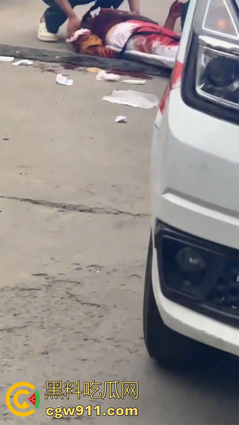 山东聊城老头怒捅邻居老太，两人早已私通，结果老太太又和别人好上了，大爷吃醋动了杀心，太刺激了！-6