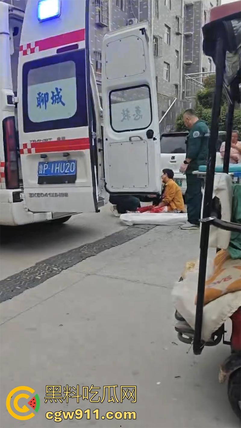 山东聊城老头怒捅邻居老太，两人早已私通，结果老太太又和别人好上了，大爷吃醋动了杀心，太刺激了！-7