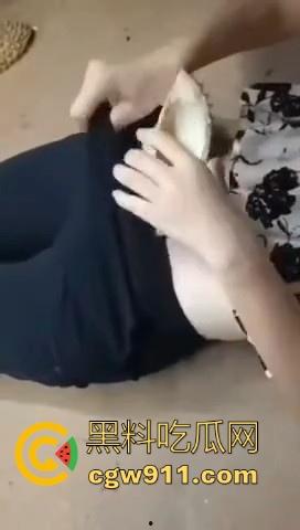 低俗直播惩罚！快手女主播连麦pk，败者惩罚榴莲皮扎逼，助手拿着拖鞋用力猛敲，看得人都觉得疼！-5