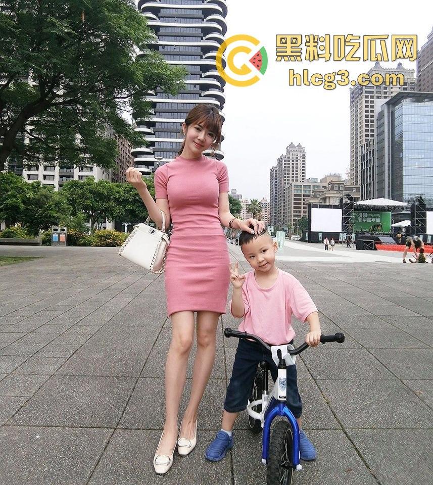 【震撼爆料】华航空姐『Qbee』私拍淫乱群P开房视频流出，火辣表现惊呆万千网友！-18