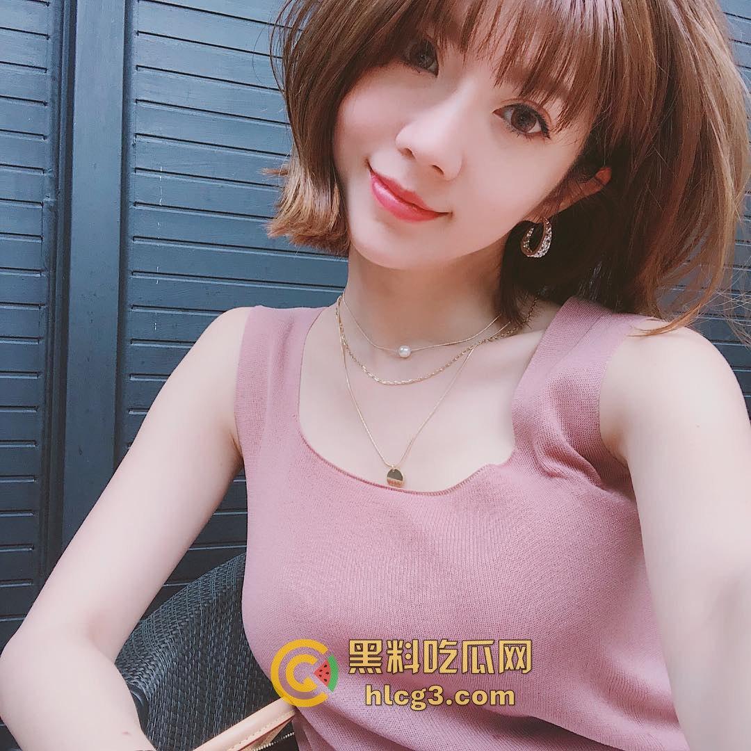 【震撼爆料】华航空姐『Qbee』私拍淫乱群P开房视频流出，火辣表现惊呆万千网友！-22