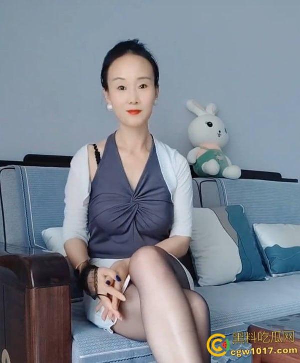 抖音极品人妻【蓝lan姨】，金主定制私拍大尺度，纤手揉奶乳交假屌，道具狂插骚穴淫水喷溅 ，淫荡本性尽显！-2