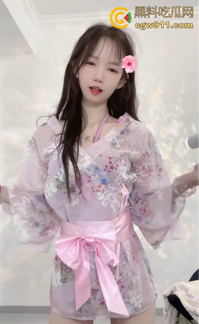 新晋可爱清纯福利姬【小妮子】黑丝袜福利强势来袭！情趣装裸舞翘臀狂摇，阴唇薄薄湿润拉丝，已分泌晶莹爱液！-2