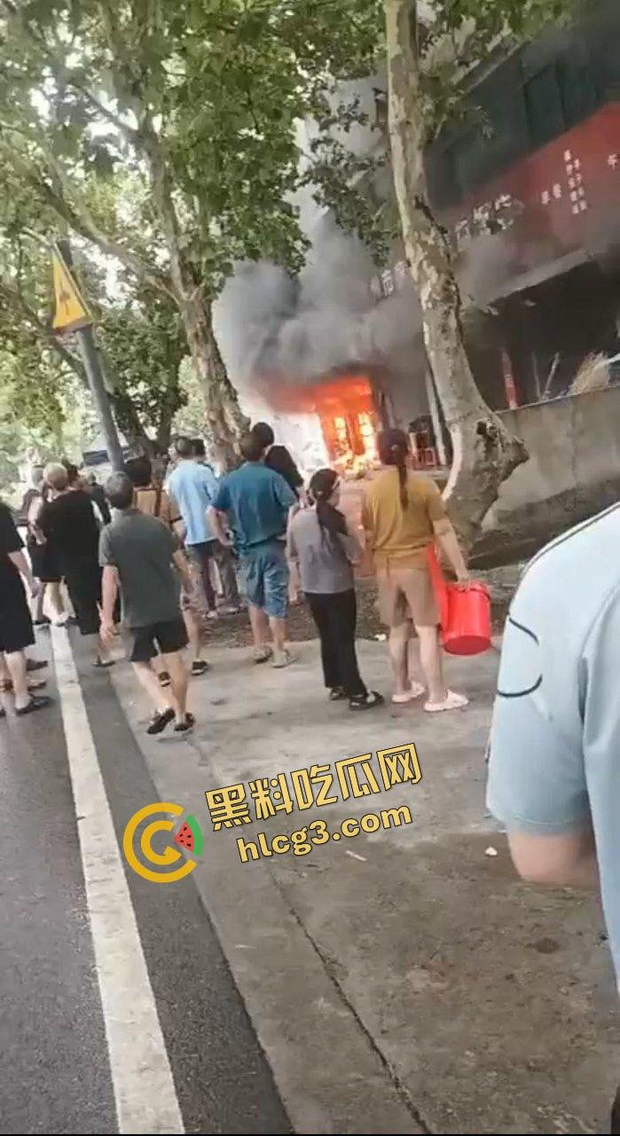 成都崇州施家坝农场 腊肉店起火！浓烟滚滚 火炎焱燚 为中元节做准备！-1