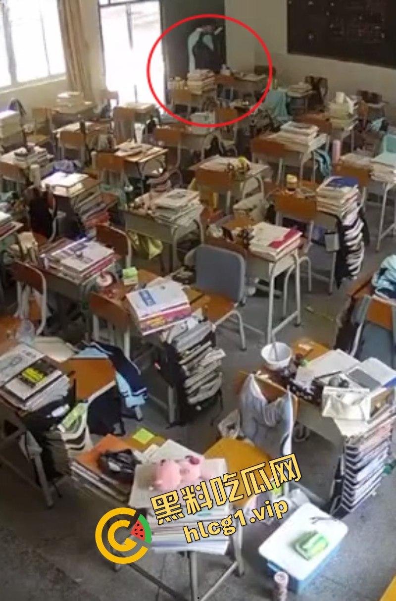 看的出来哥们是饥渴了！广东佛山三水华侨中学 王智帅 用女生的外套撸管！-6