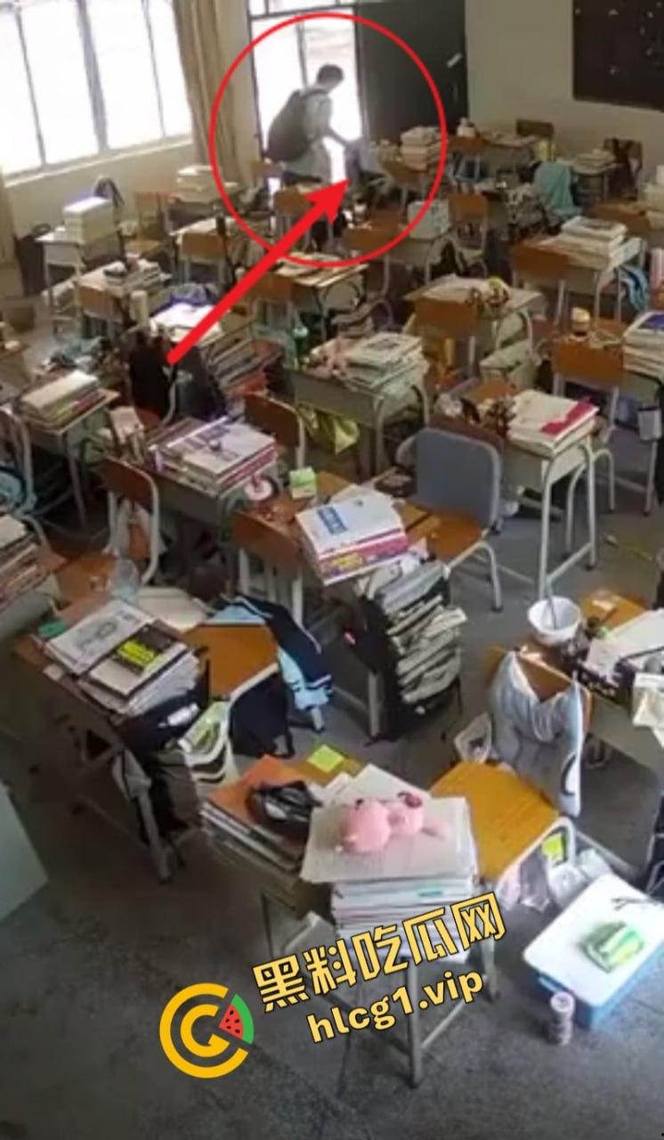 看的出来哥们是饥渴了！广东佛山三水华侨中学 王智帅 用女生的外套撸管！-7