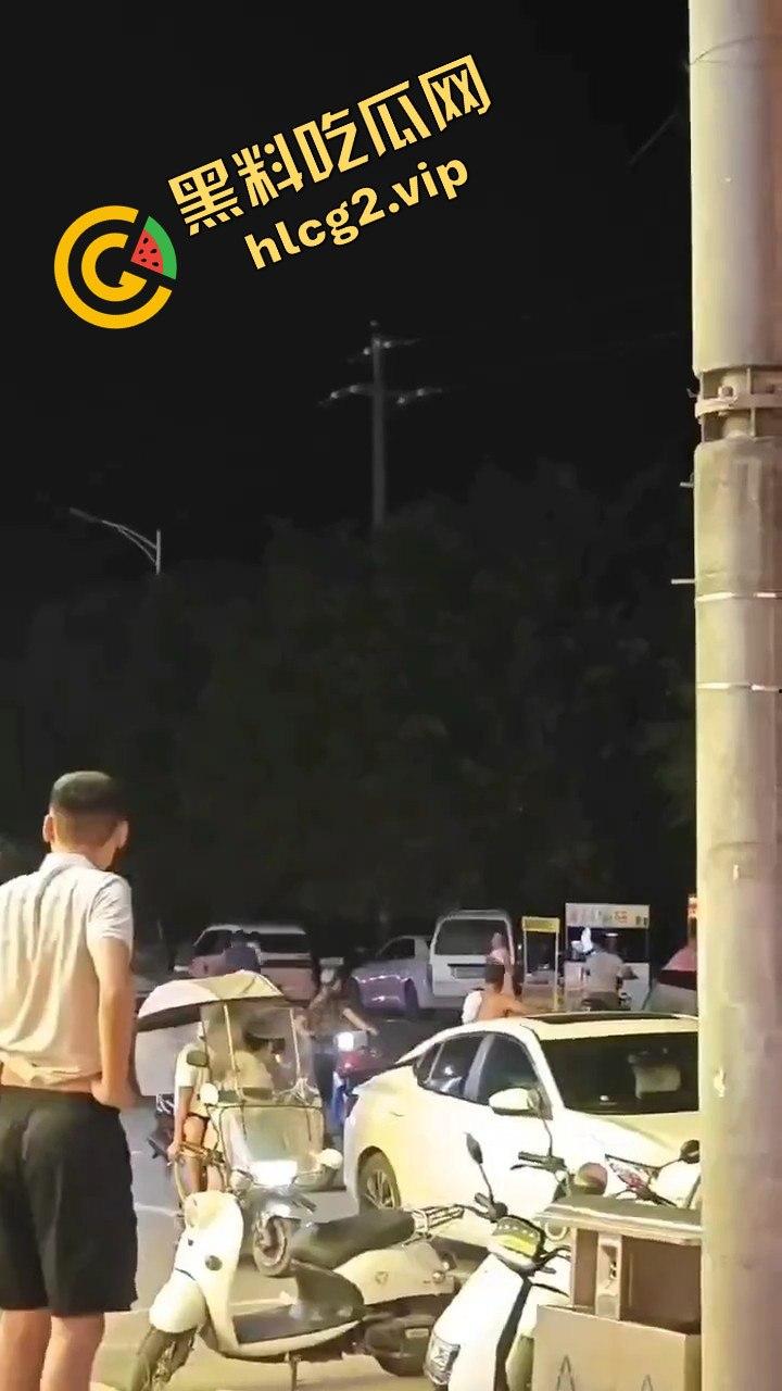 小伙抢包失败反被女子姐妹团一顿暴揍，这群女的真是够猛！-2