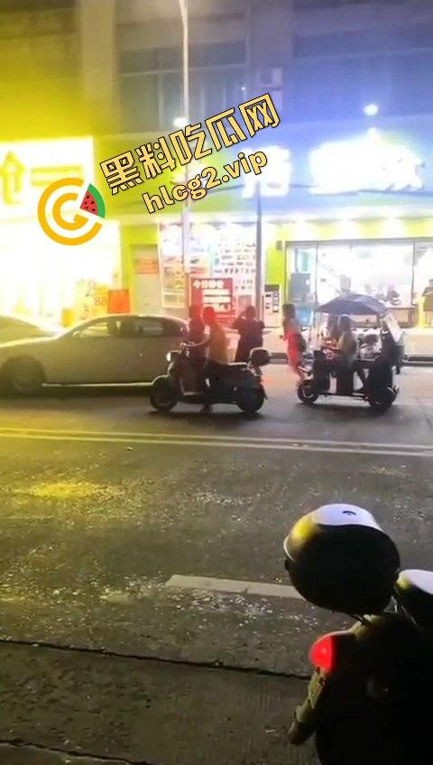 小伙抢包失败反被女子姐妹团一顿暴揍，这群女的真是够猛！-3