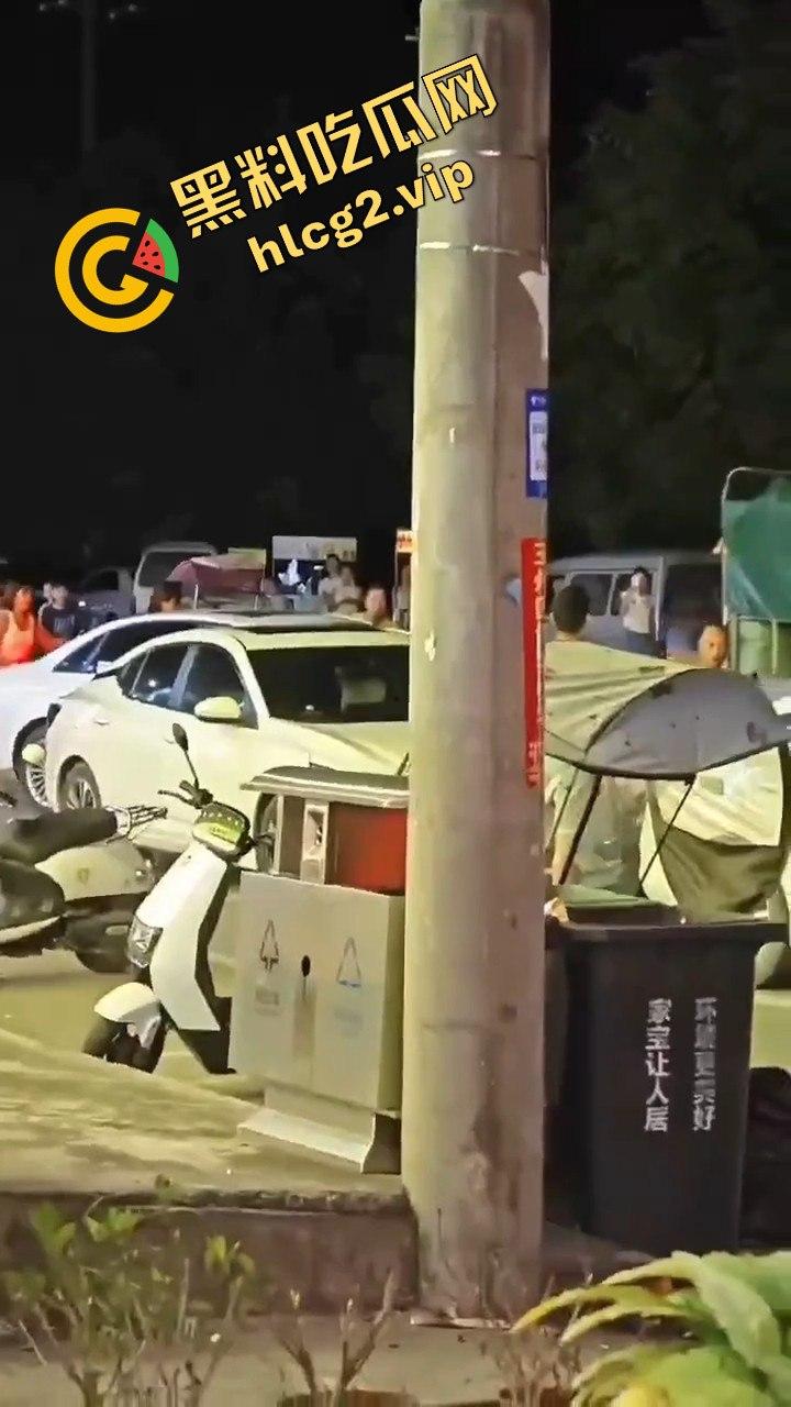 小伙抢包失败反被女子姐妹团一顿暴揍，这群女的真是够猛！-4