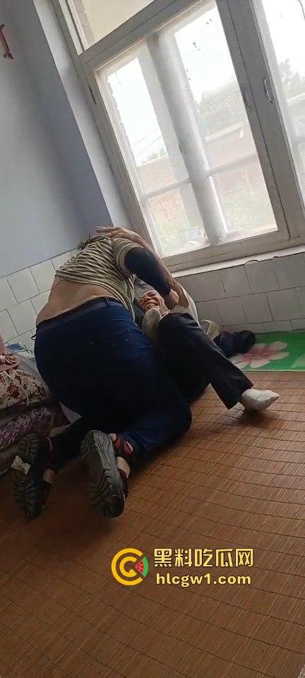 三个老阿姨围攻老大爷，死按不放活脱裤子，分工明确还录视频，大爷这回真是插翅难逃！伟哥难救啊！-9