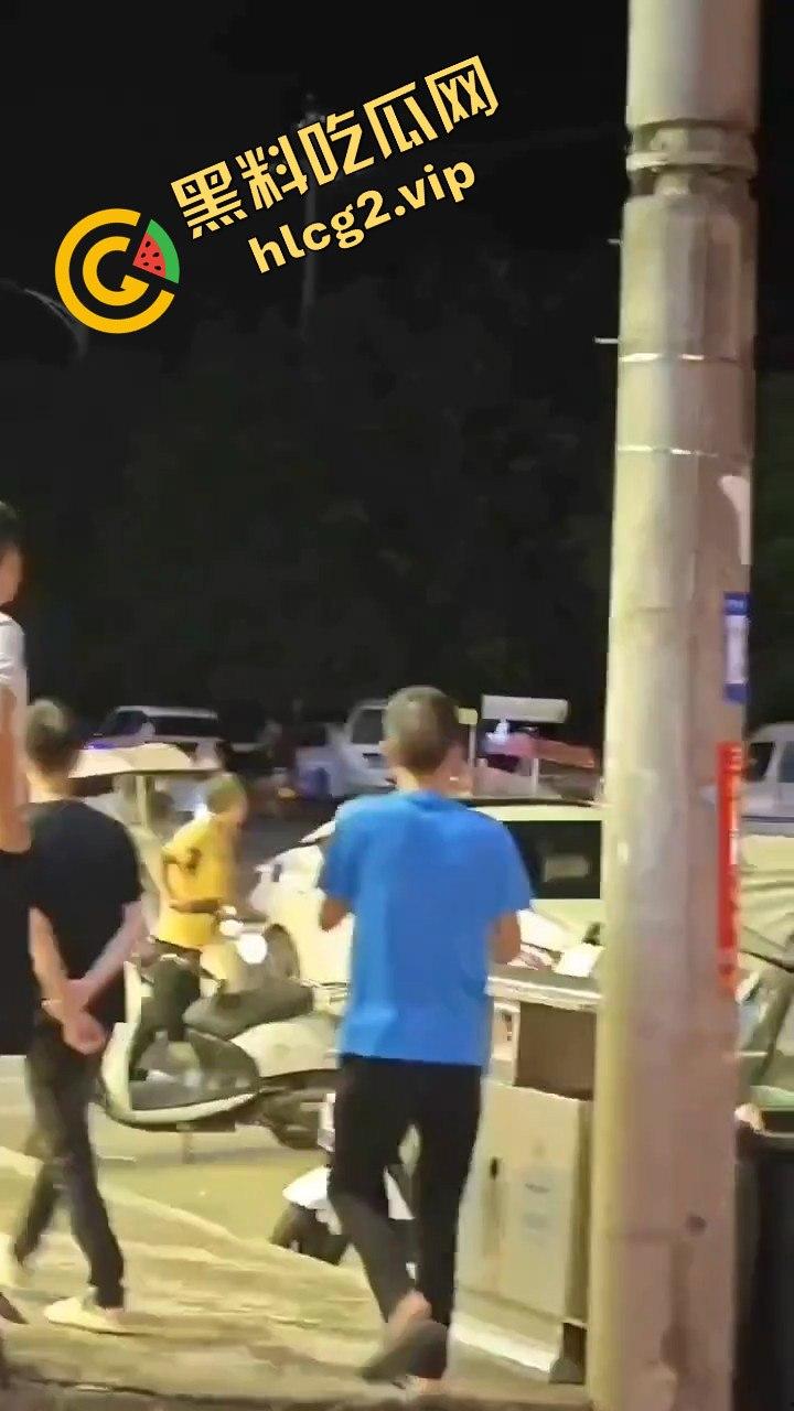 小伙抢包失败反被女子姐妹团一顿暴揍，这群女的真是够猛！-9