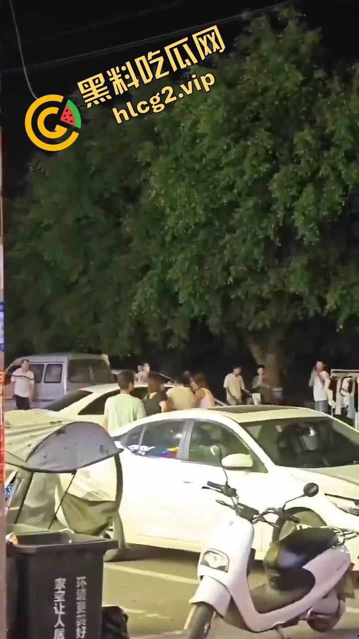 小伙抢包失败反被女子姐妹团一顿暴揍，这群女的真是够猛！-11