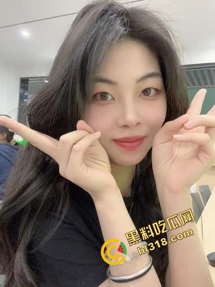 酒店开房正操得起劲，萌妹爸爸一个电话打来，不知道电话那头的爹知不知道自己闺女已经被干高潮了！-1