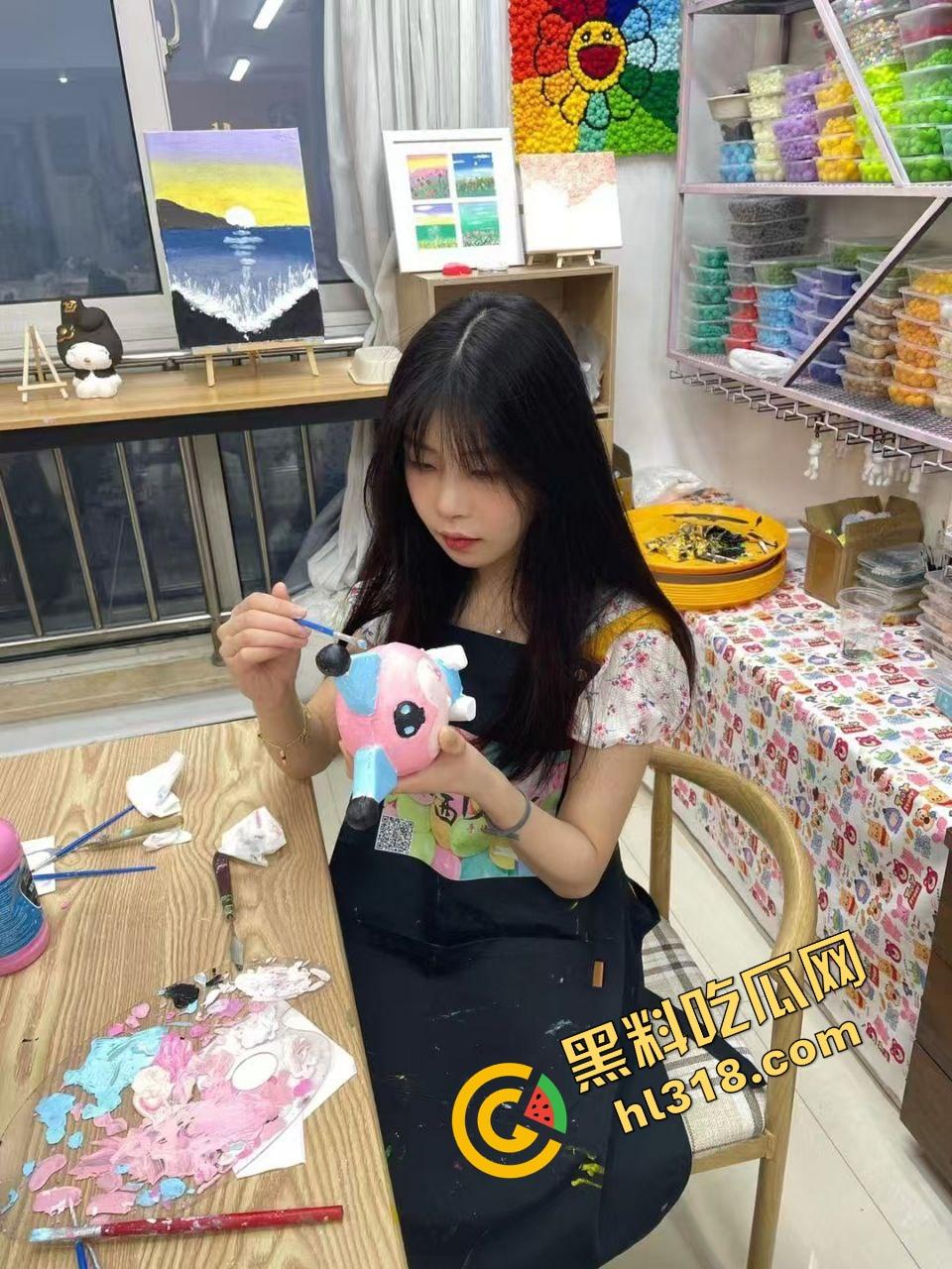 酒店开房正操得起劲，萌妹爸爸一个电话打来，不知道电话那头的爹知不知道自己闺女已经被干高潮了！-2