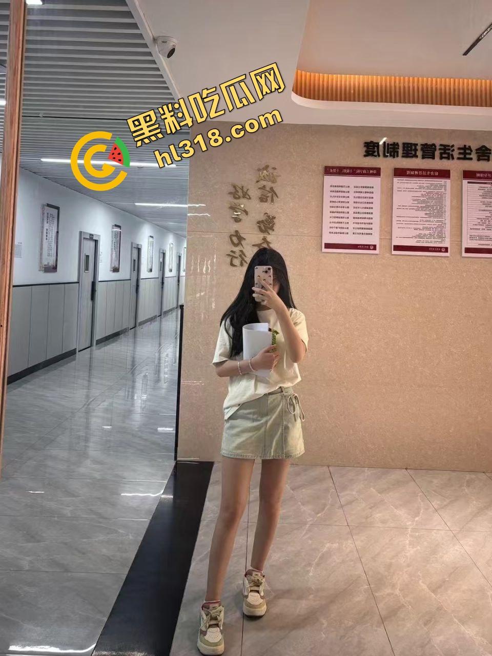 酒店开房正操得起劲，萌妹爸爸一个电话打来，不知道电话那头的爹知不知道自己闺女已经被干高潮了！-3