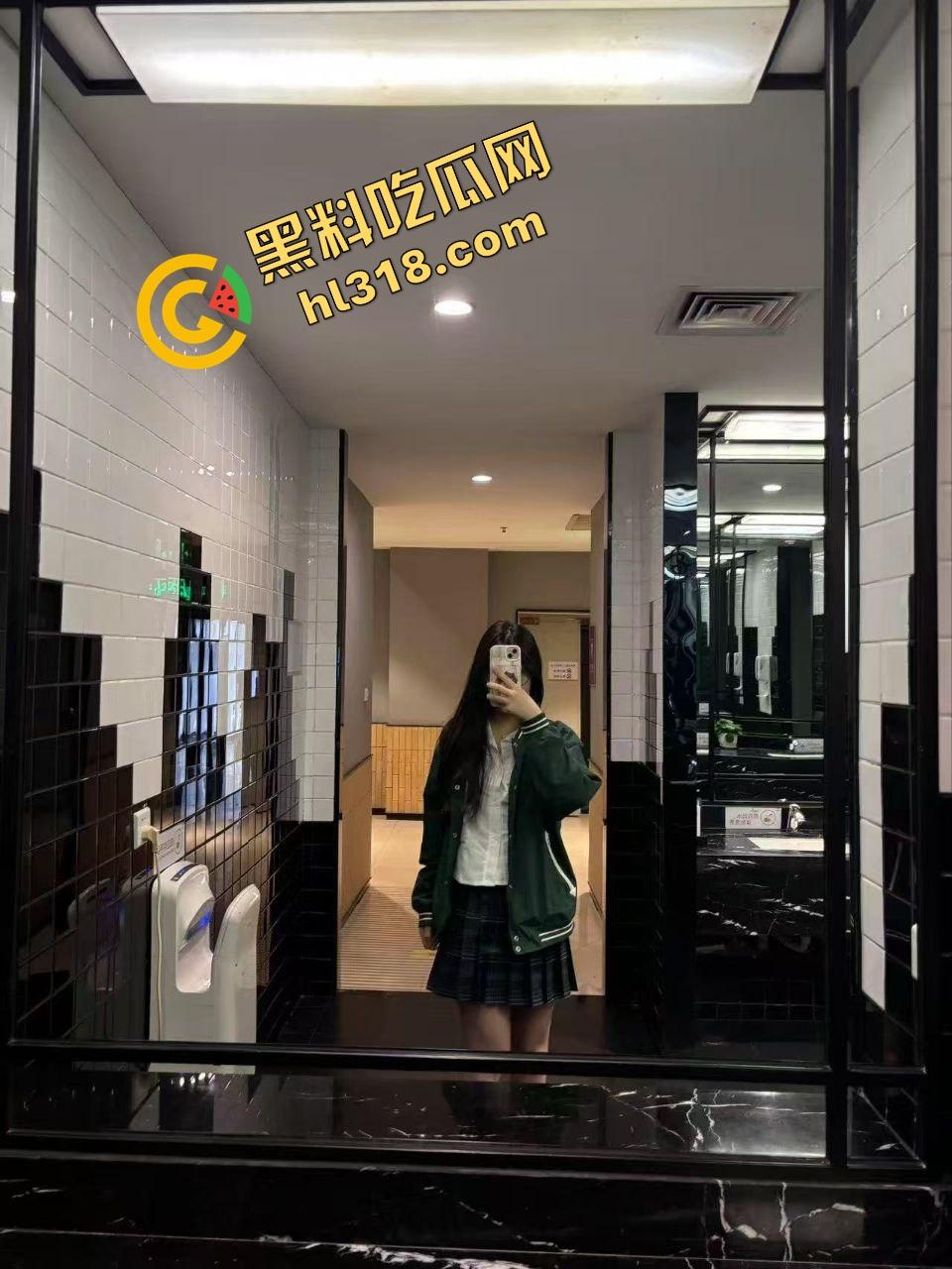 酒店开房正操得起劲，萌妹爸爸一个电话打来，不知道电话那头的爹知不知道自己闺女已经被干高潮了！-6