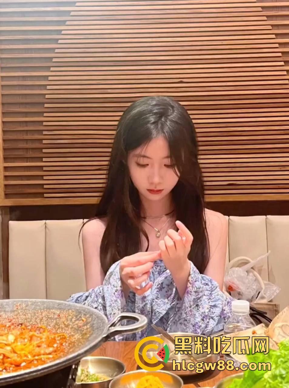 广东【范月】粉嫩骚穴自拍发网友，嘴上喊哥哥手上撸，打着打游戏名义线下开操蜜桃臀口活三连直接射！-7