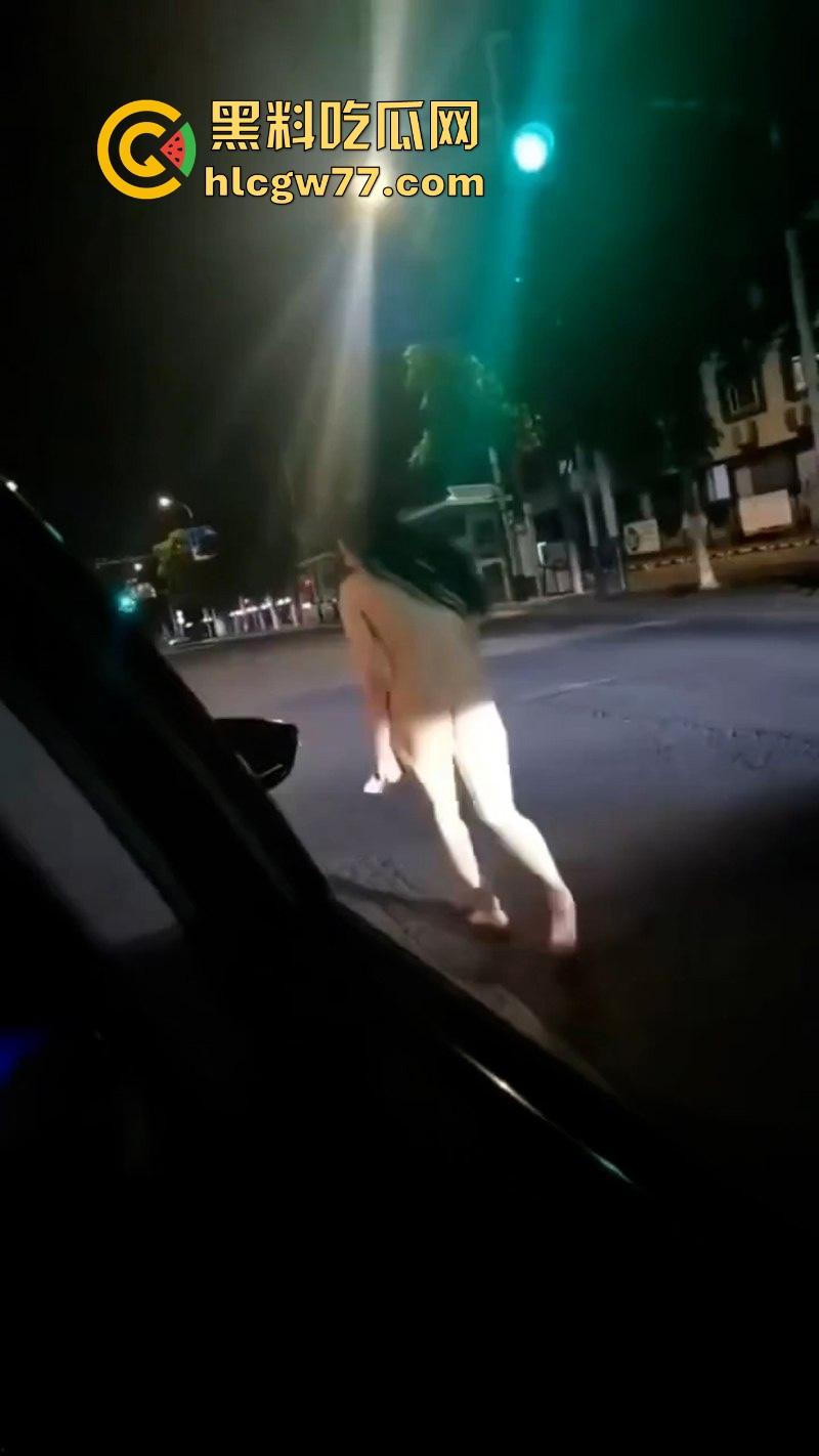 小情侣街上吵架女子一言不合便脱衣服裸奔，裸体躺在马路中间装死，这样爱裸奔的毛病都是谁惯的！-5