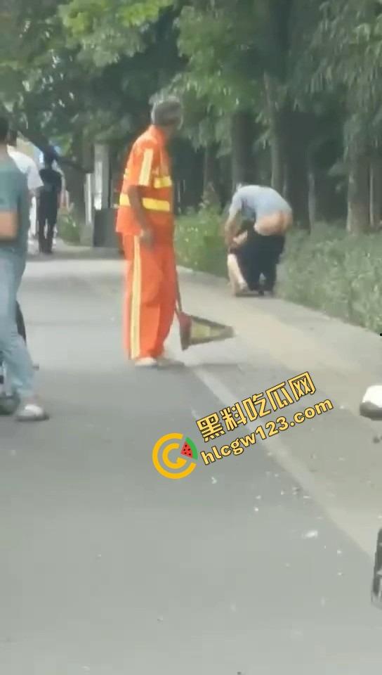 怒火攻心版路边操逼现场曝光，小伙脱裤就插当街透女友批，环卫大爷看傻，快枪十秒完事操完提裤就走！-8