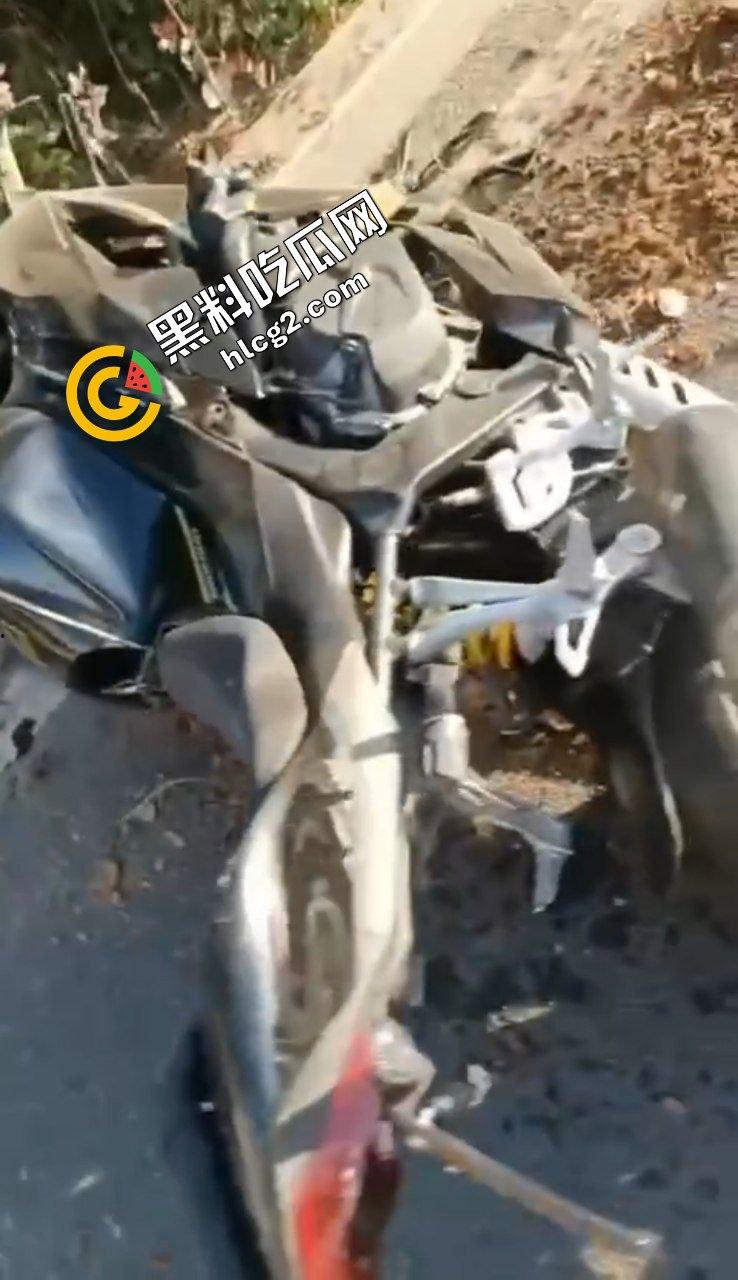 西夏万达摩托车祸 女骑士飙车撞上出租车 撞飞重摔在地 仙女脸被磨去一半 惨不忍睹-5