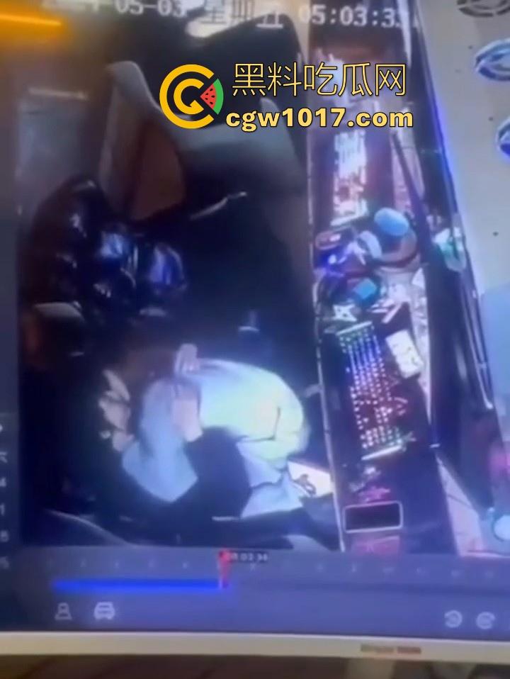 网吧包房年轻情侣打完游戏就在沙发上当场开干？面对摄像头毫无畏惧他人的眼光，年轻人就是会玩！-5