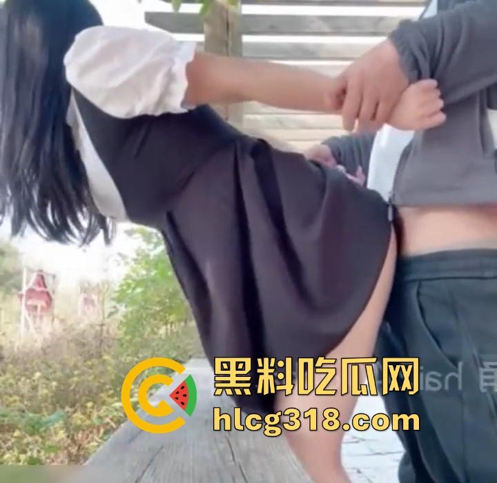 带着清纯妹妹外出公园野战，趁着没人扒下内裤，后入抽插白嫩翘臀，想上位骑乘差点被发现。-5