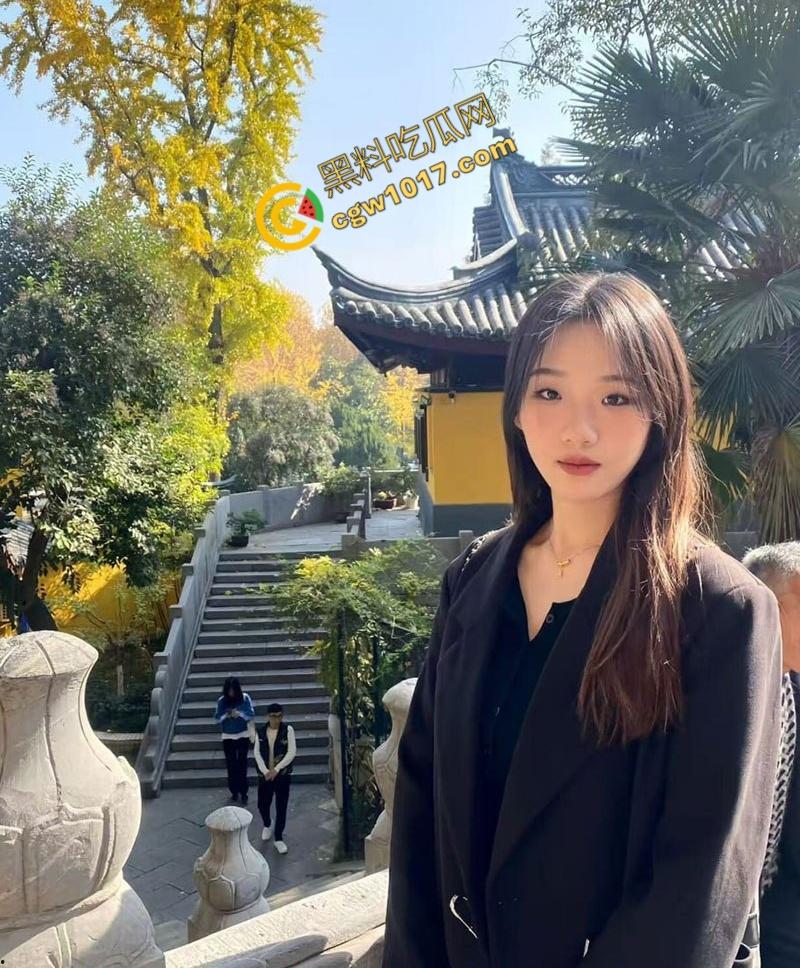 陕西校园女神【杨子诺】被包养视频流出：酒店内跪地献咽，丝袜撕烂，狂野激情，彻底堕落为欲望玩物！-1