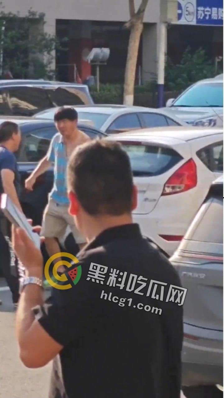 山东青岛马路中央惊现“真人快打”！50岁大爷一拳KO40岁小伙成拳皇-1