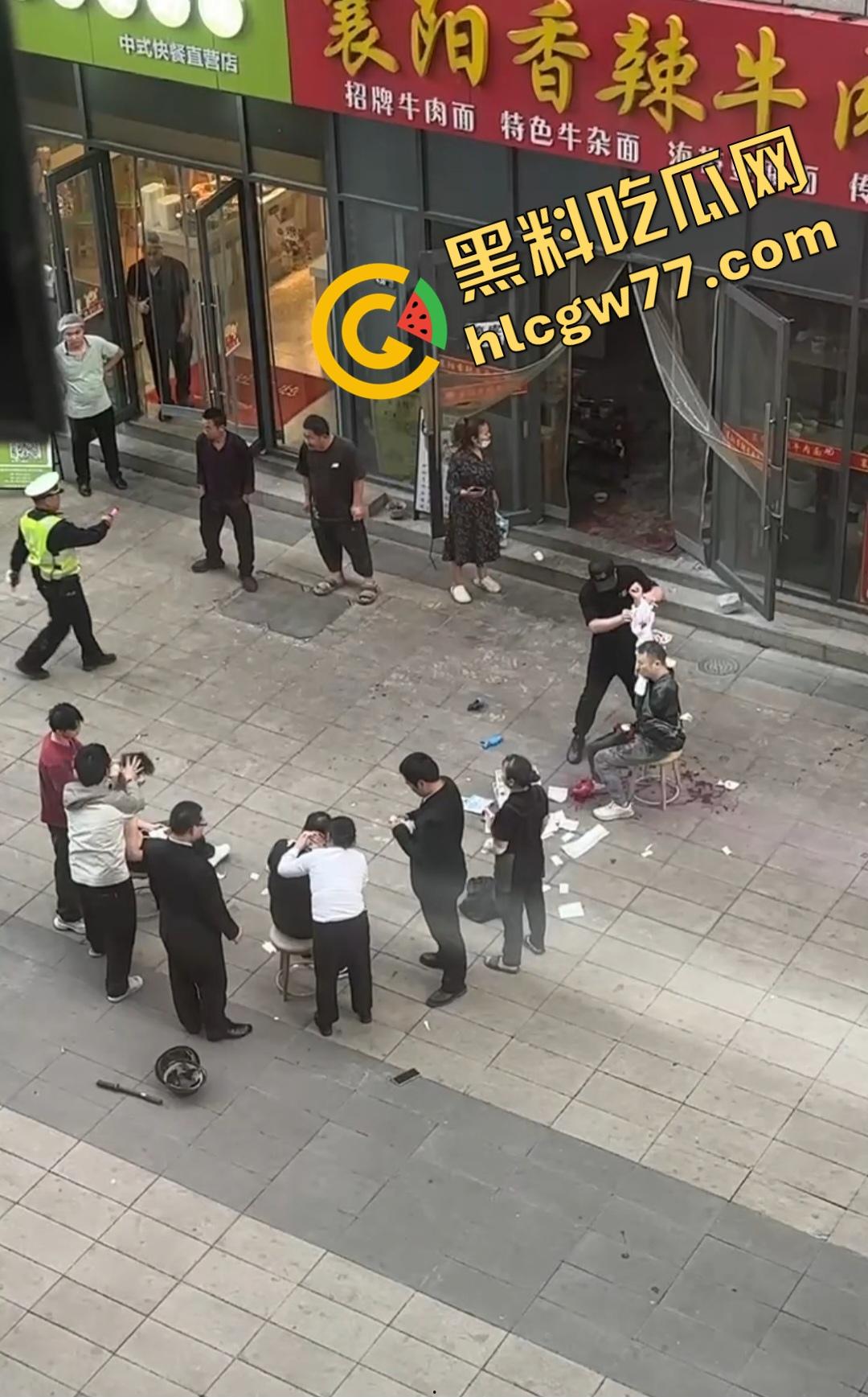 襄阳香辣牛肉面店惊爆刀仔砍人大戏！只因美团欠外卖小哥2000块，进美团部门狂砍同事，直接断手！-7