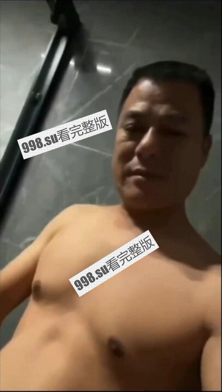 【独家黑料】抖音【疯狂小杨哥】老爸 物业群发自己裸照视频泄露-1