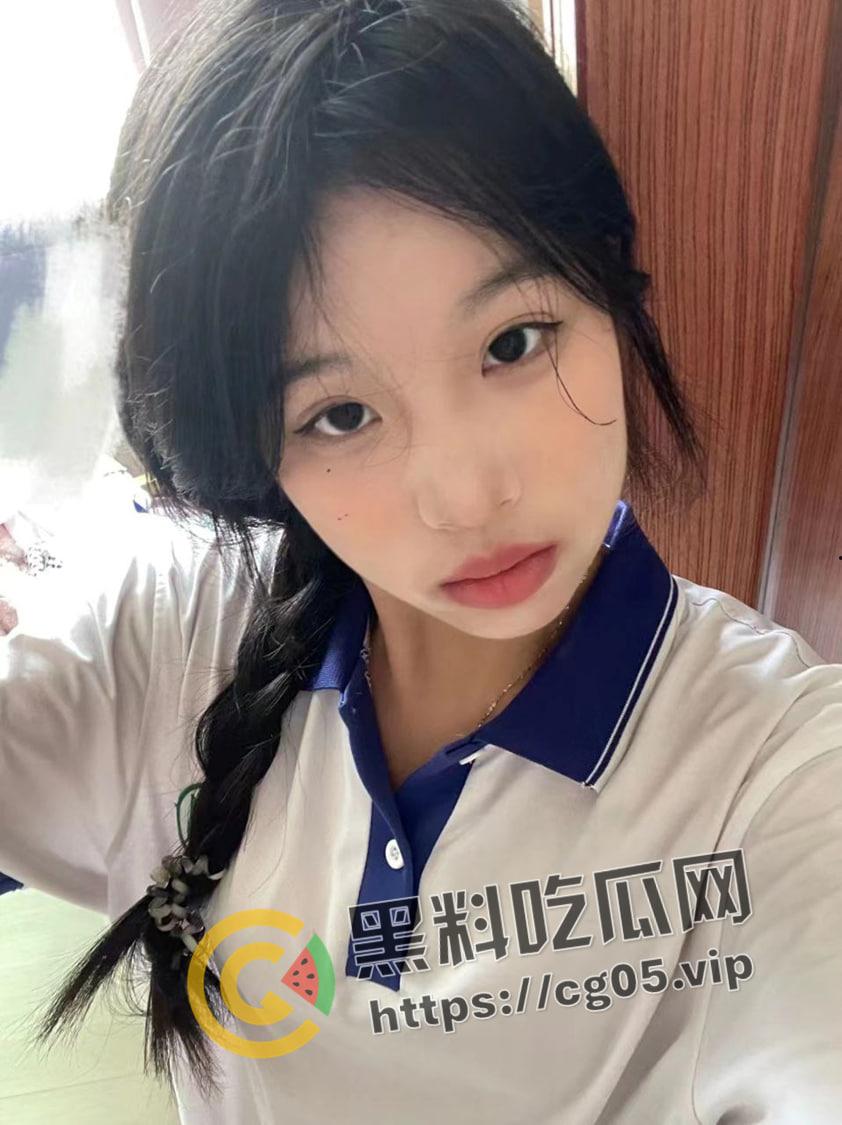 福建反差婊女高中生1v3 还高中就阅屌无数  学校天台露出一战成名 脸庞稚嫩确实巨乳母狗-8