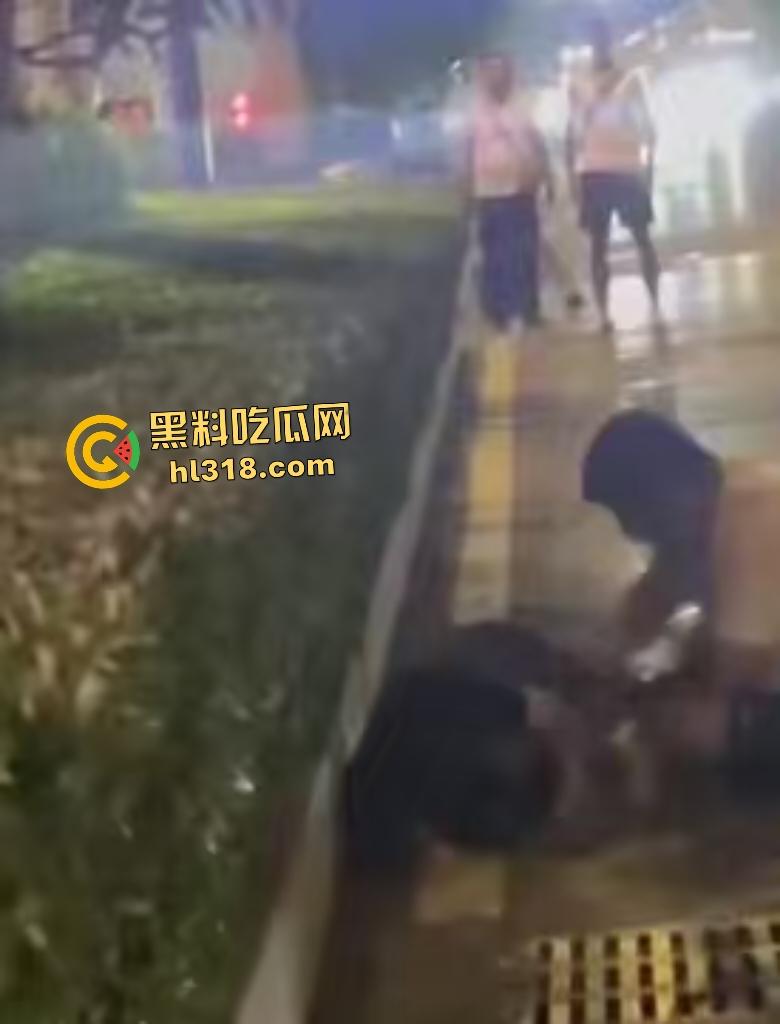 河南一女友出轨在马路边被男友狂扇巴掌，质问你凭什么把逼给他？还扒裤当场羞辱女友！-2