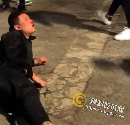 精神小伙战斗合集来了 国产小年轻群殴堪比古惑仔 现在的年轻人动起手真是不知道轻重-5