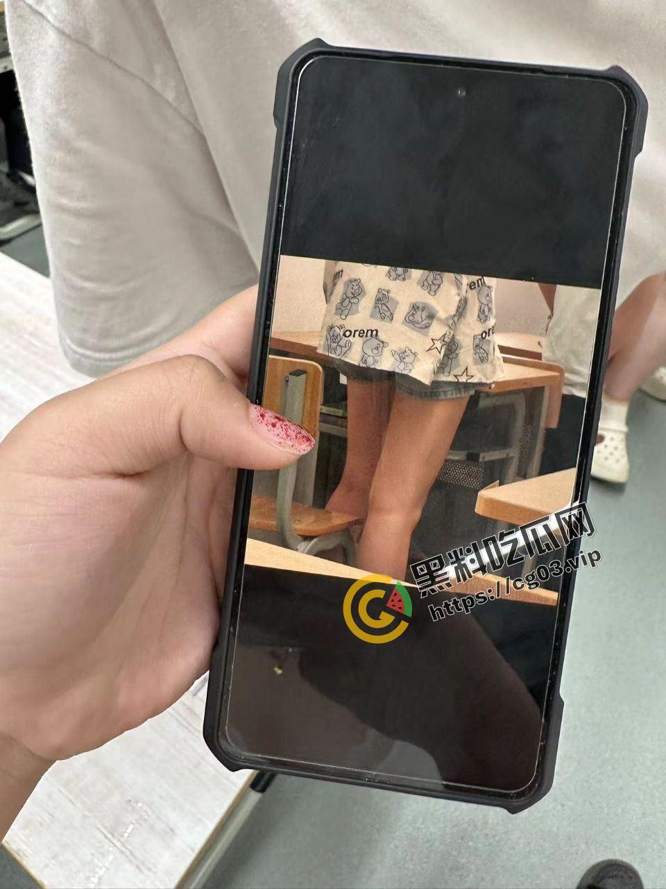 当众社死！疑似广西大学某男偷拍同学美腿被小仙女抓到当众处刑删掉照片 脸都丢没了-4