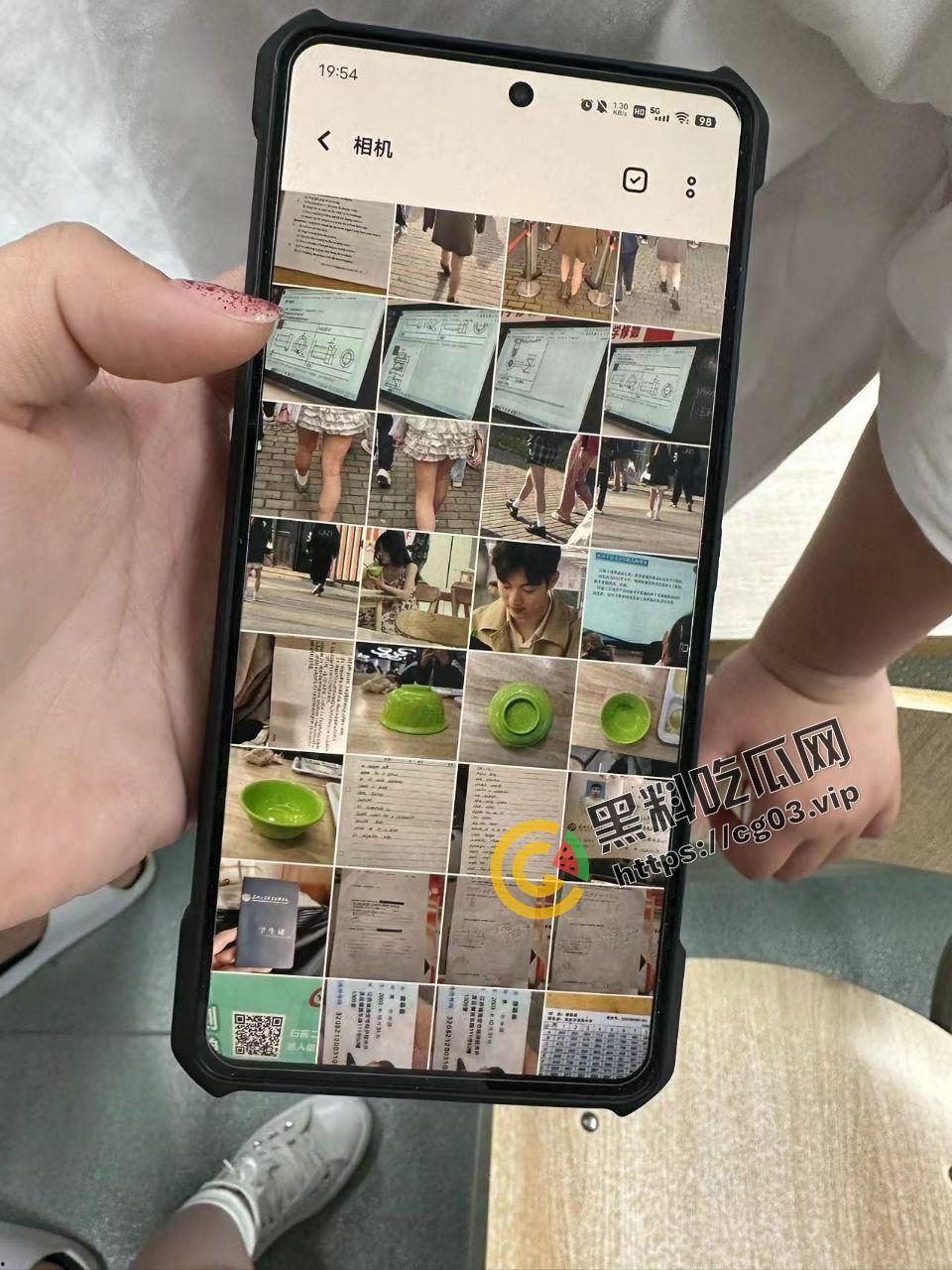 当众社死！疑似广西大学某男偷拍同学美腿被小仙女抓到当众处刑删掉照片 脸都丢没了-7