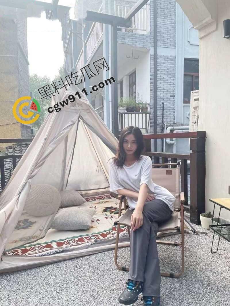 杭州外国语学院【张怡】为了金主拼命献媚！ 为取悦捞金毫无下限，车震3P无下限，香艳叫床声响彻天际-3