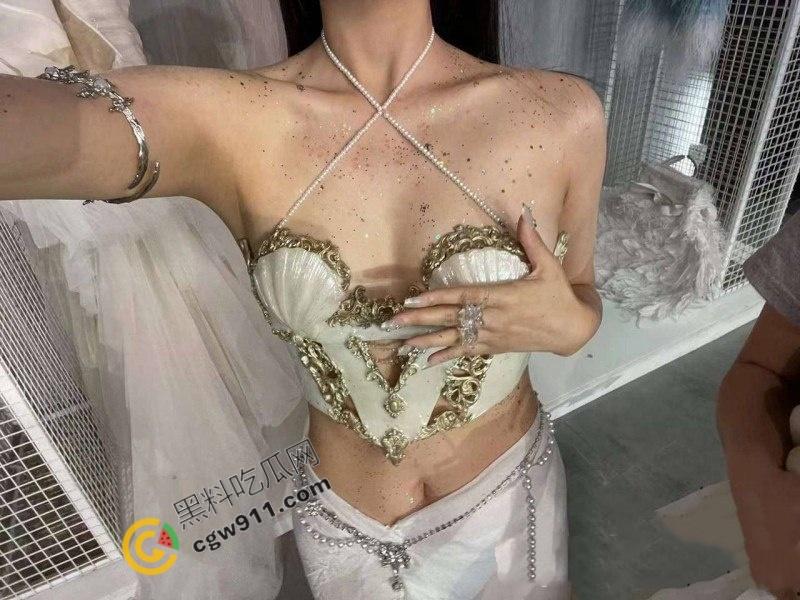 杭州外国语学院【张怡】为了金主拼命献媚！ 为取悦捞金毫无下限，车震3P无下限，香艳叫床声响彻天际-7