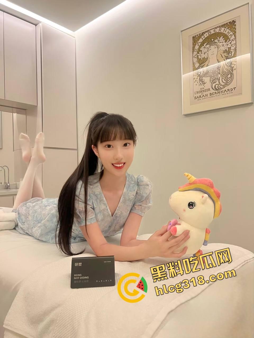 杭州传媒大学江南嫩妹『贾希梦』分手 前男友怒爆亲热视频，这水嫩小骚货你不珍惜，那就大家一起看！-6