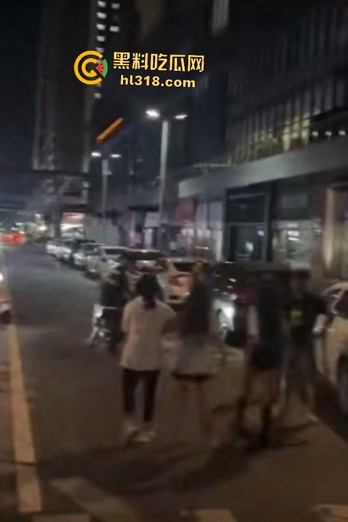 街头母女大战骂街！女儿闺蜜拉架助阵，女儿狂骂“我操你妈逼”，路人还嘲讽要左拍拍右拍拍这不孝女！-3