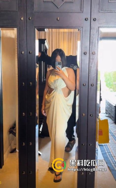 抖音百万粉贱婊【兔兔1104】反差少妇不雅视频满天飞，绝美骚逼勾魂操人，装你妈的清纯啊！-5