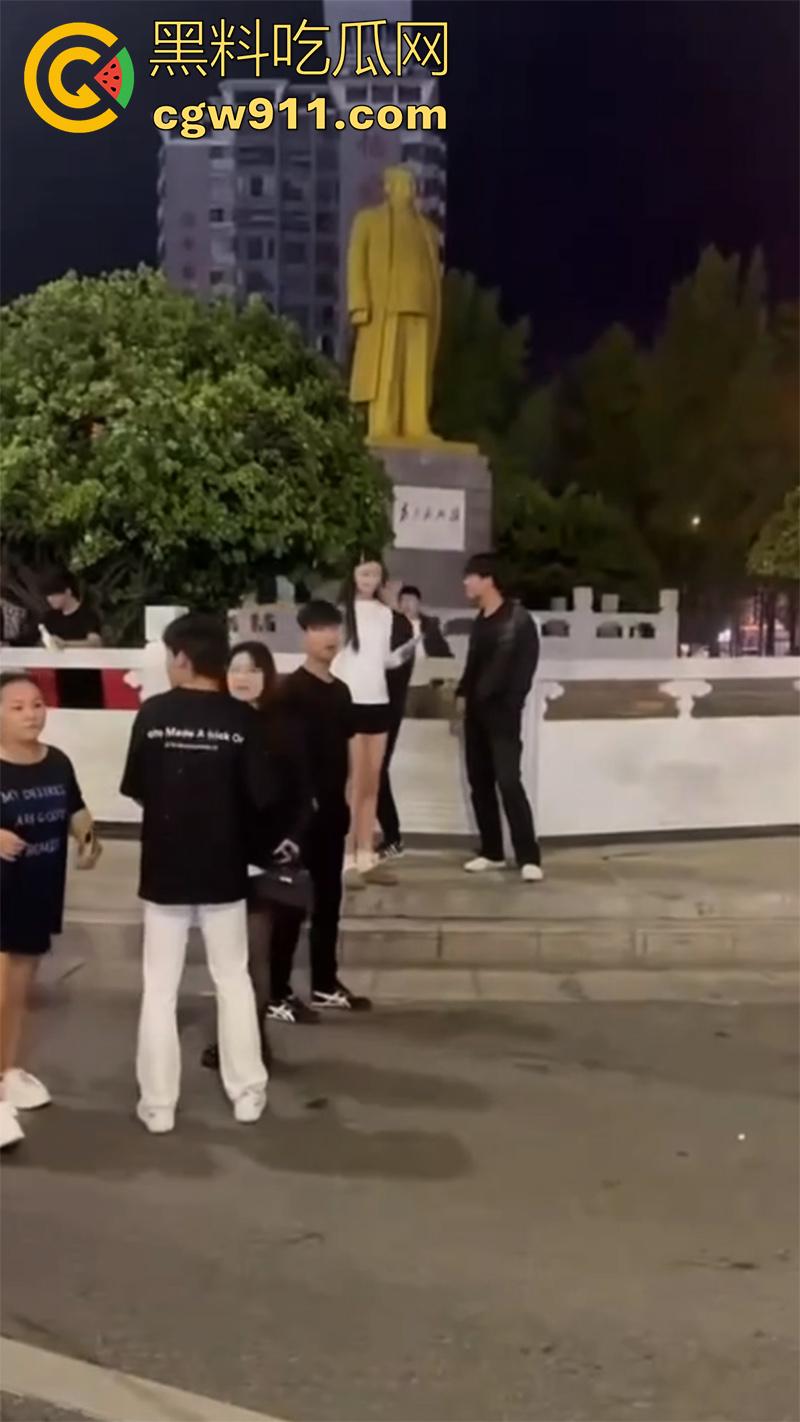 江西赣州第七中学，精神小伙小妹发生口角，叫人斗殴持砍刀砍人，警方和120急救人员陆续赶到，现场多人受伤。-1